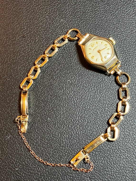 【アンティーク】秋コーデ　GUCCI ゴールドブレスレット 腕時計 アンティーク】秋コーデ GUCCI ゴールドブレスレット 腕時計