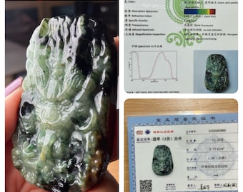 Pode incluir: Um pingente de jade jadeíta esculpido com um design de dragão. O pingente é verde com manchas escuras e tem uma aparência semitranslúcida. O pingente mede 65 x 39,3 x 13,1 mm e pesa 75,31 gramas. O pingente vem com um certificado de autenticidade.