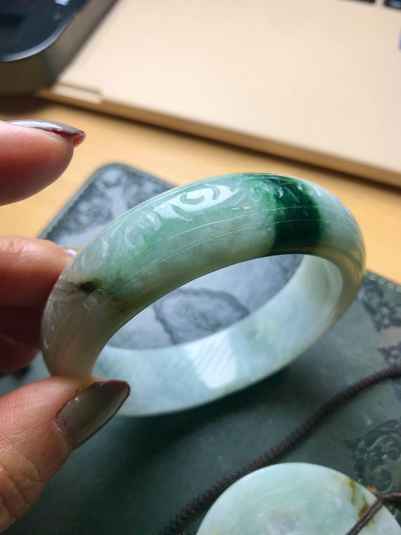 セール！57.5mm ビルマ産翡翠 外装彫刻入りバングル グレードA 