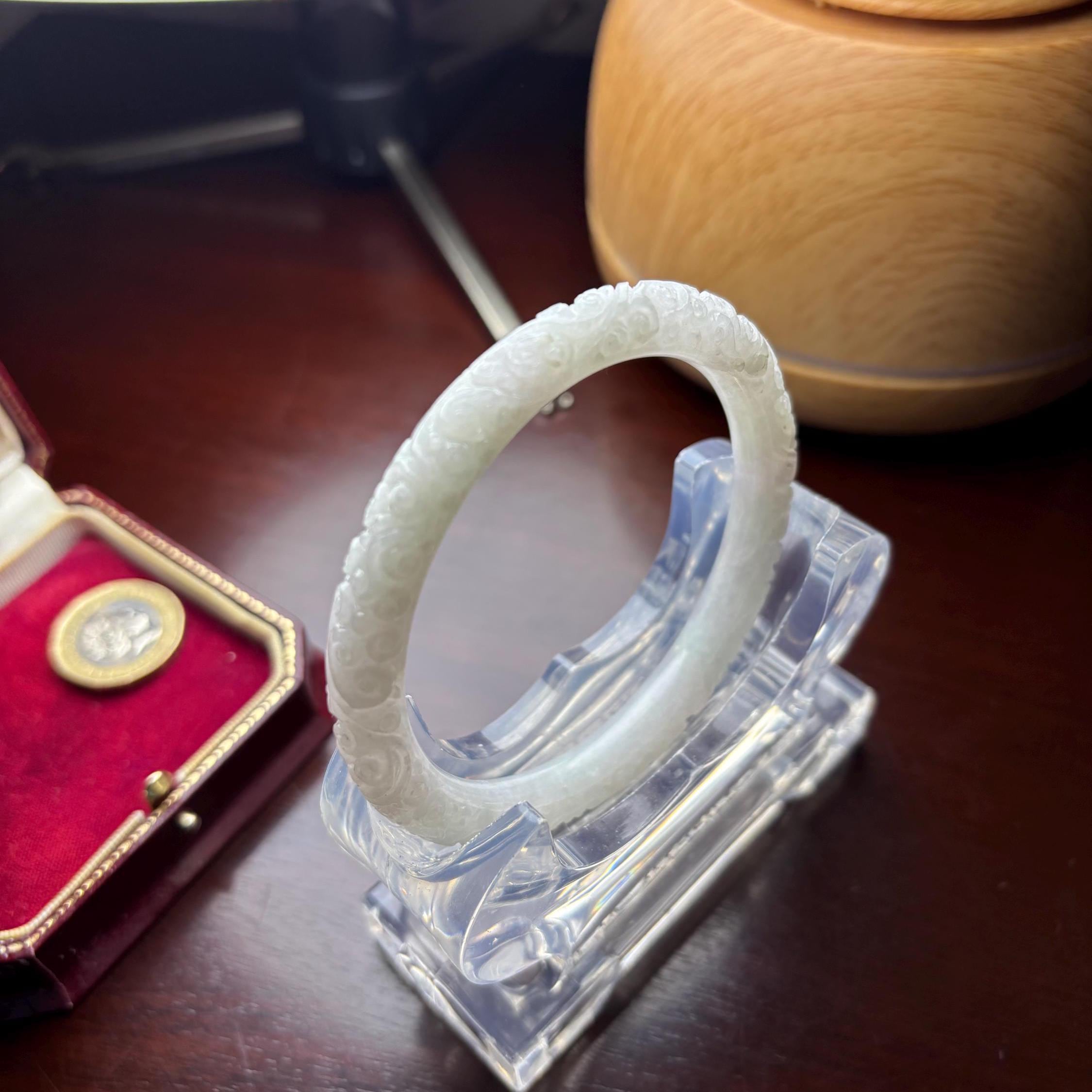手彫り翡翠バングル：アイシーホワイト、花柄、58.6mm S903 - Etsy 日本