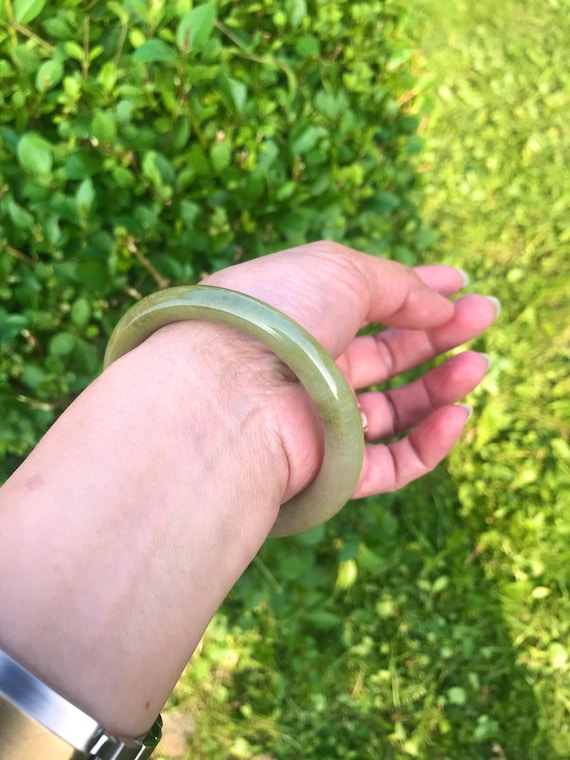ふっくらとした氷のような黄金がかった黄緑色のバングル（55mm～57mm