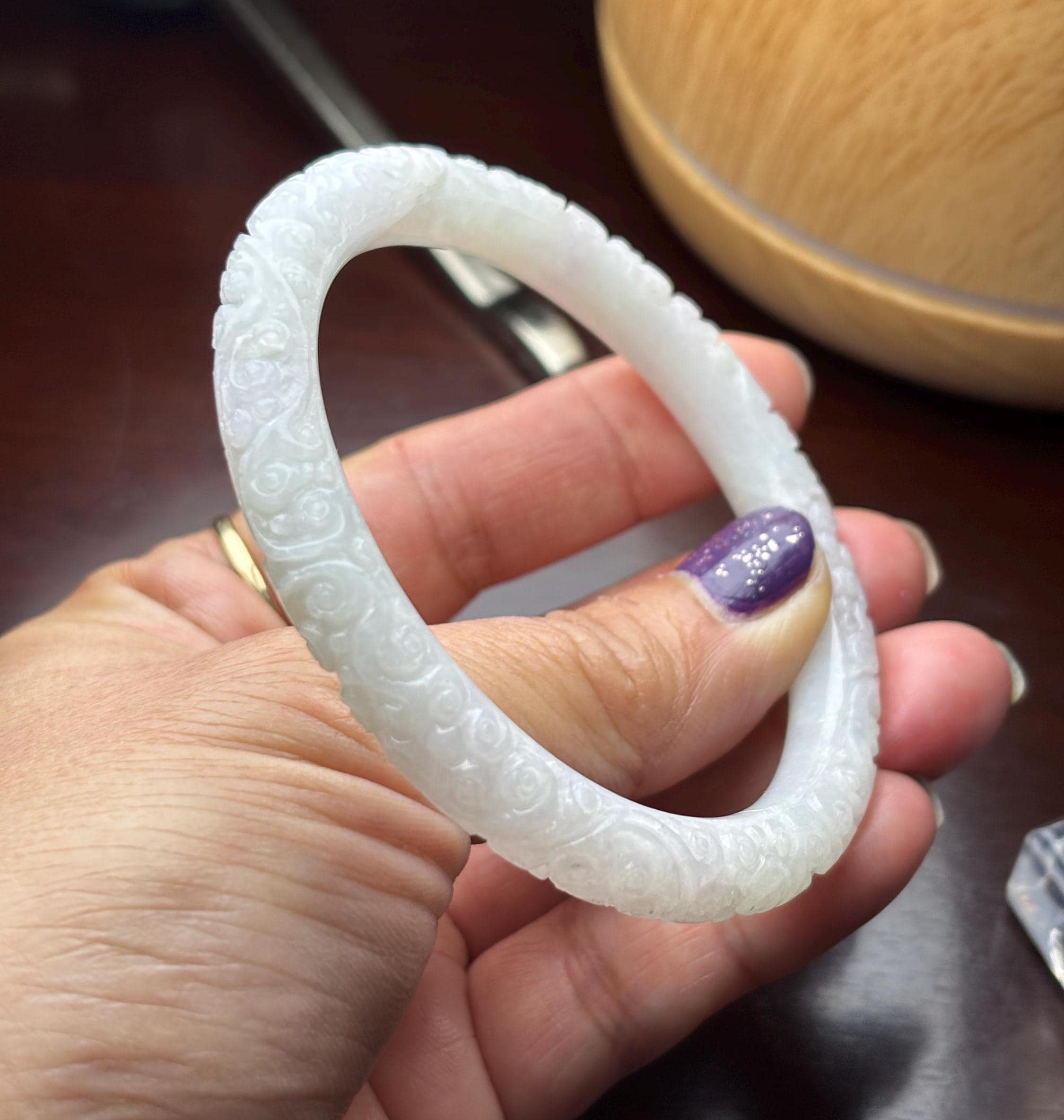 手彫り翡翠バングル：アイシーホワイト、花柄、58.6mm S903 - Etsy 日本