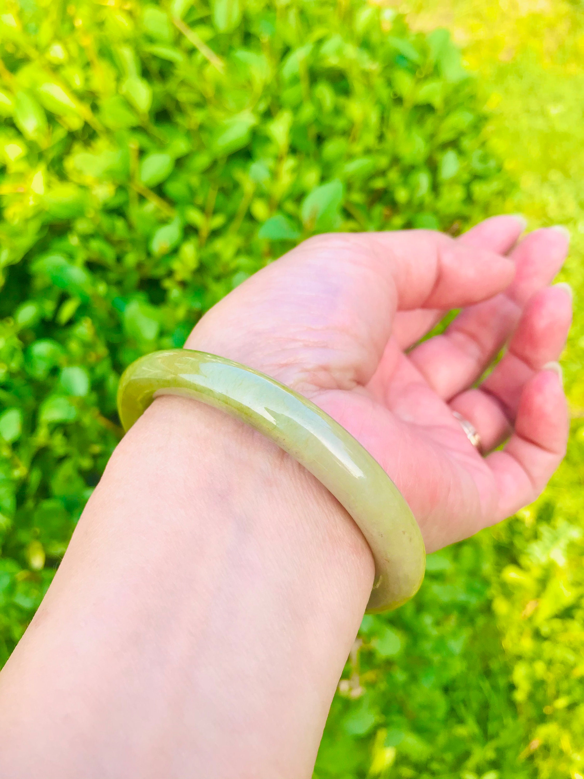 ふっくらとした氷のような黄金がかった黄緑色のバングル（55mm～57mm