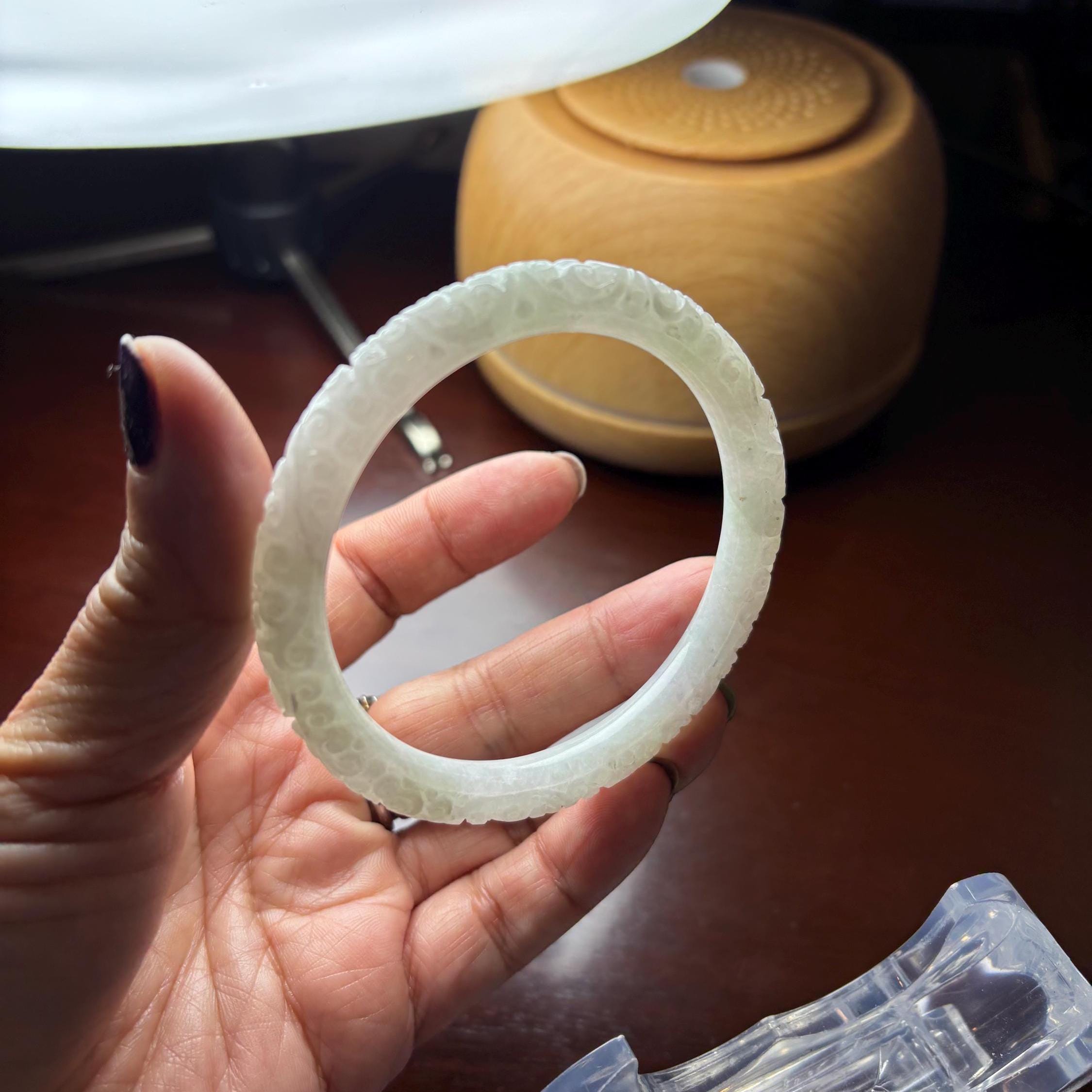 手彫り翡翠バングル：アイシーホワイト、花柄、58.6mm S903 - Etsy 日本