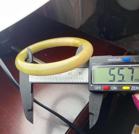 ふっくらとした氷のような黄金がかった黄緑色のバングル（55mm～57mm