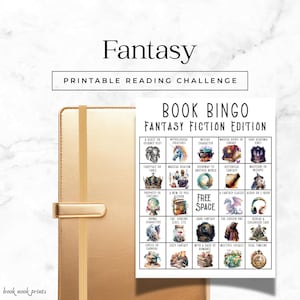 Könnte beinhalten: Ein goldfarbenes Notizbuch mit passendem Gummiband und Verschluss, neben einer "Book Bingo: Fantasy Fiction Edition" Spielkarte. Die Karte zeigt Fantasy-Themen und Illustrationen, mit dem Wort "Fantasy" oben.