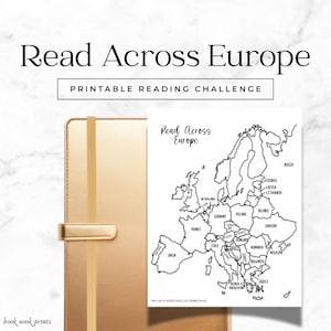 Könnte beinhalten: Ein goldfarbenes Notizbuch mit Gummiband und Verschluss neben einer schwarz-weißen Europakarte mit Ländernamen. Der Text "Read Across Europe" und "Printable Reading Challenge" befindet sich oben im Bild.