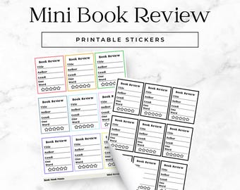 Könnte beinhalten: Ein Set aus druckbaren Aufklebern mit der Überschrift Mini Book Review, bestehend aus mehreren rechteckigen Vorlagen mit Zeilen für Titel, Autor, Genre und ein Wort sowie fünf leeren Sternen für Bewertungen. Die Aufkleber sind in farbigen und schwarz-weißen Versionen dargestellt.