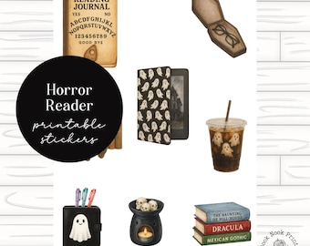 Op de afbeelding: Een verzameling griezelige items, waaronder een Ouija-bord journal, een kistvormige brillenkoker, een met geesten bedekte e-reader, een met geesten versierde ijskoffie, een spookgezicht portemonnee, een schedeloliebrander en gestapelde boeken. De tekst "Horror Reader printable stickers" is zichtbaar.