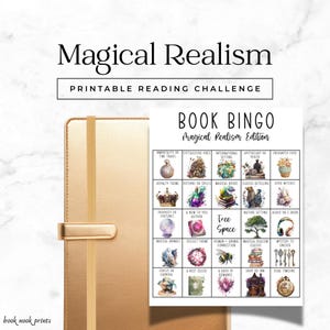 Op de afbeelding: Een goudkleurig notitieboek met een elastische band en een "Book Bingo" spelkaart. De spelkaart heeft een "Magisch Realisme" thema met verschillende illustraties en tekst, waaronder "Printable Reading Challenge".