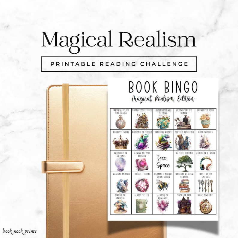 Op de afbeelding: Een goudkleurig notitieboek met een elastische band en een "Book Bingo" spelkaart. De spelkaart heeft een "Magisch Realisme" thema met verschillende illustraties en tekst, waaronder "Printable Reading Challenge".