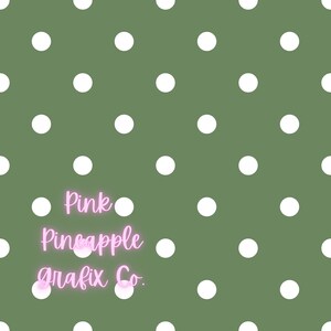 以下が含まれることがあります： 白い水玉模様の緑色の背景。テキスト「Pink Pineapple Grafix Co.」はピンクで書かれています。
