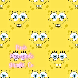 Puede incluir: Un fondo amarillo con un patrón repetido de caras de dibujos animados. Las caras son amarillas con contornos negros, ojos azules y dientes blancos. El texto "Pink Pineapple Grafix Co." está en letras rosas en el centro de la imagen.