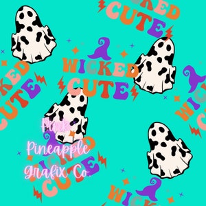 Peut inclure: Un fond turquoise avec un motif répété de fantômes, d'éclairs et le texte "Wicked Cute" dans une police rétro. Les fantômes sont blancs avec des pois noirs et ont un chapeau de sorcière sur le dessus.