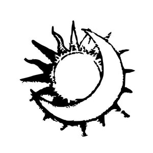Könnte beinhalten: Schwarz-weiße Grafik einer Sonne und eines Halbmonds. Die Sonne ist ein Kreis mit spitzen Strahlen, und der Mond ist eine gebogene Form, die die Sonne teilweise umgibt. Das Design ist einfach und markant, vor einem weißen Hintergrund.