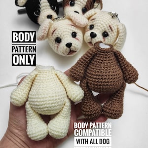 Könnte beinhalten: Häkelanleitung für einen Amigurumi-Hundekörper. Das Muster ist mit allen Hundeschlüsselanhänger-Köpfen kompatibel. Das Bild zeigt zwei gehäkelte Hundekörper, einen braunen und einen weißen.