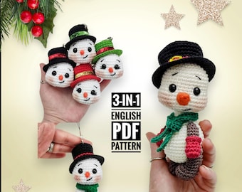 Może przedstawiać: Wzór na szydełku do trzech różnych pluszaków amigurumi w kształcie bałwana. Wzór jest w języku angielskim i jest dostępny jako plik PDF do pobrania. Bałwany są białe z czarnymi czapkami, zielonymi szalikami i czerwonymi rękawiczkami. Wzór zawiera instrukcje do wykonania bałwana z czerwonym kapeluszem, bałwana z zielonym kapeluszem i bałwana z czarnym kapeluszem.