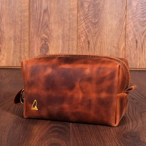 Leather Toiletry Bag Gift, Personalized Leather Dopp Kit, Monogram Engraved Women Toiletry Purse, Mothers Day, Bridesmaid Gifts, Make Up Bag