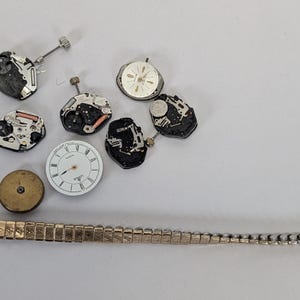 Job Lot of 8 Vintage Watch Movements Not Working For Spares And Repairs NV04