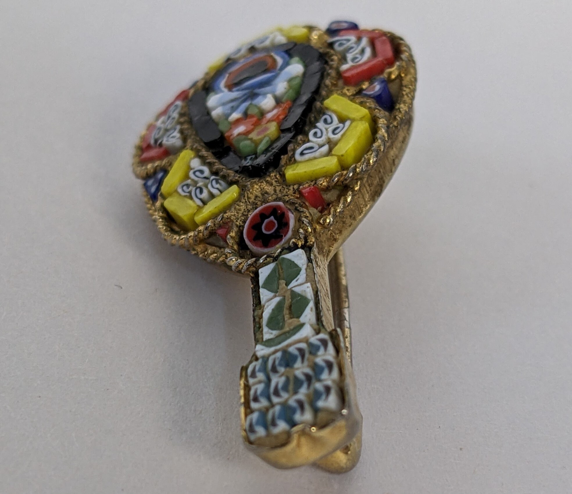 Broche Vintage Mandoline En Micro-mosaïque Millefiori – Laiton Et Perles, Italie – Occasion Bon état