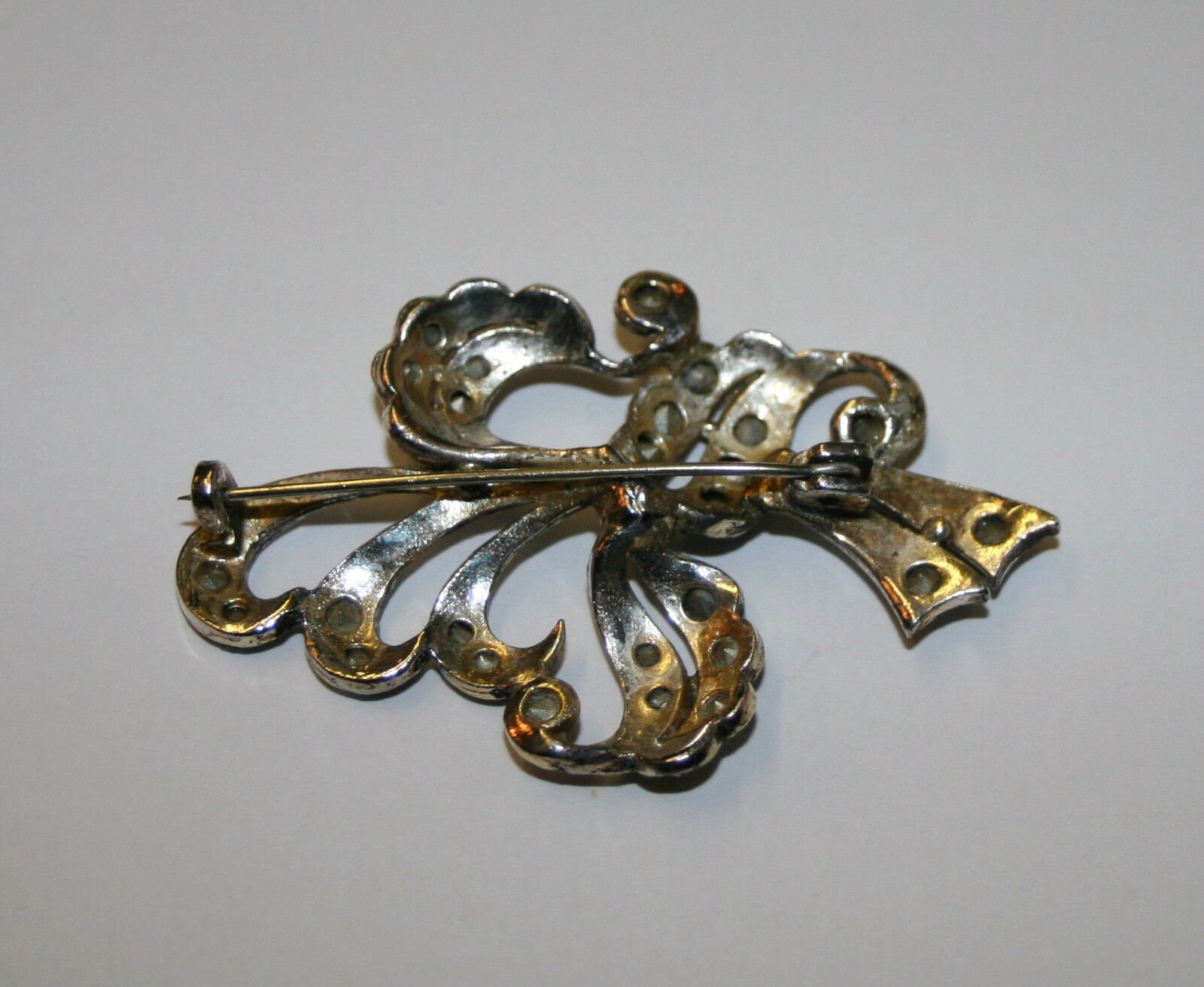 Ancienne Broche Art Deco strass Blancs Irisés Années 50