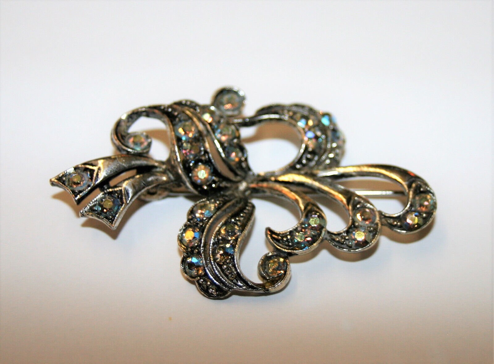 Belle Broche Vintage Art Nouveau / Art Déco En Métal Argenté Avec Strass - Création Fantaisie