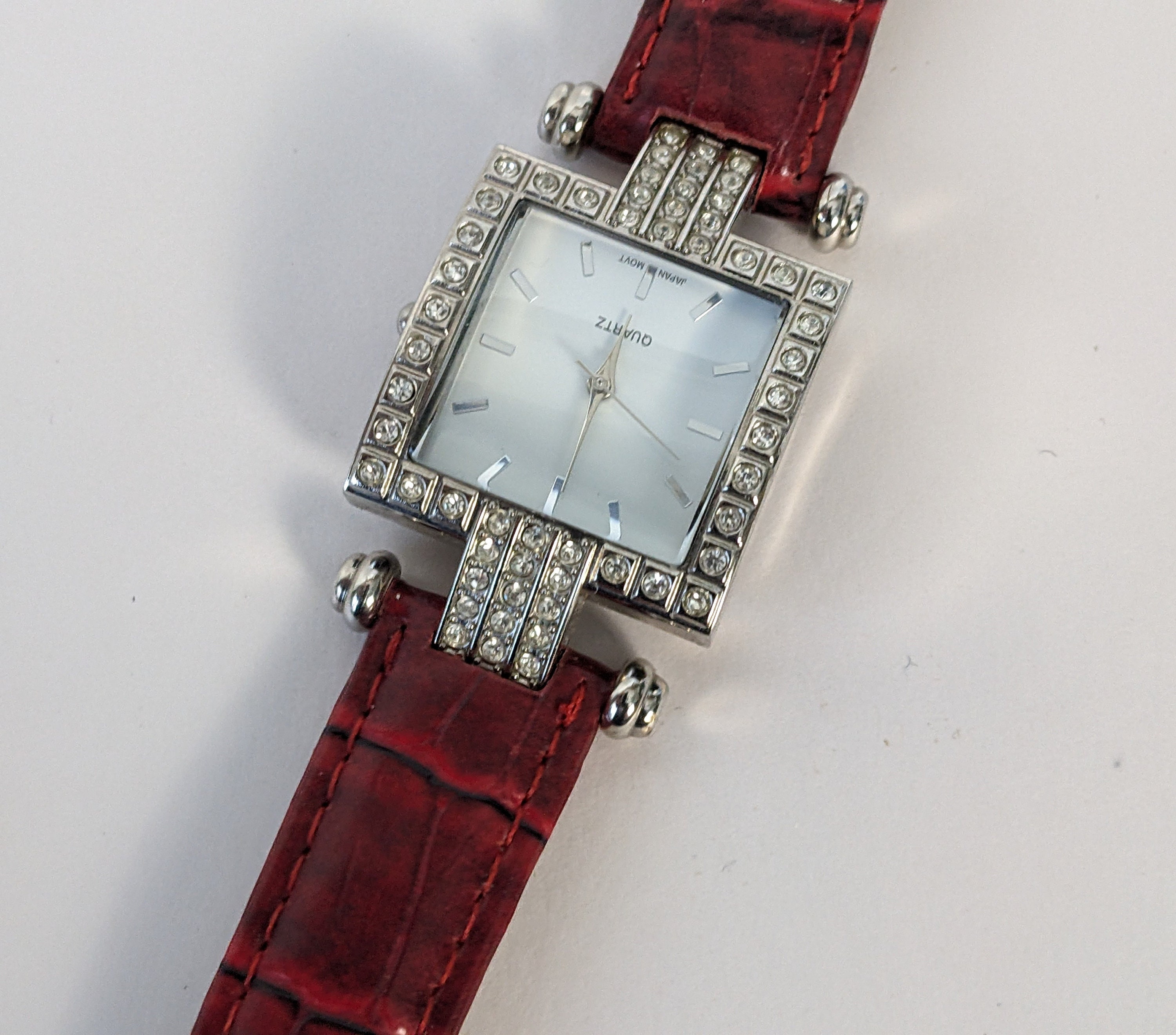 Vintage Avon Sr626sw Watch with The Bracelet Not Working for Spares and Repairs