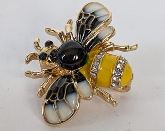Vintage Golden Bee Brooch with Faceted Rhinestones and Enamel on Golden Metal Exquisite Quality - Vintage Jewellery