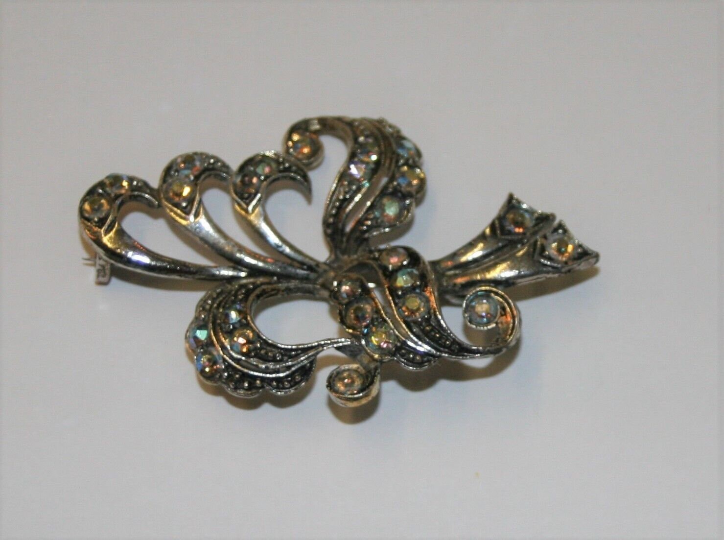 Broche Fantaisie Ancienne - Style Art Nouveau/Art Déco - Métal Argenté Et Strass - Occasion