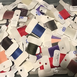 Muchos colores - Tarjetas individuales de 40 yardas - Hilo de silamina - El mejor hilo para hacer abalorios, encuadernar colchas y coser a mano