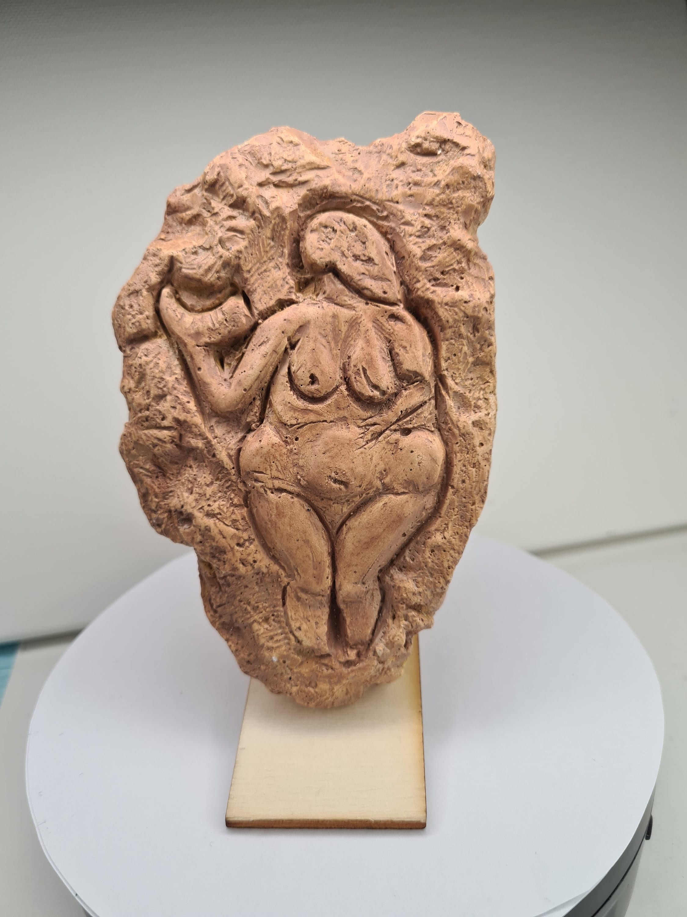 SCULPTOR トップス ベージュ M Venus of Laussel, Handcrafted Sandstone Figurine - Authentic