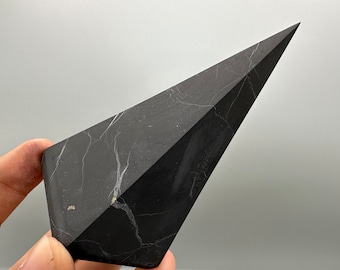 Schungit Pyramide 10 cm.Schungit Kristall Pyramide,Heilkristall,Hochenergetische Metaphysische,EMF Schutz,Pyramide,5GProtectio,NICHT poliert
