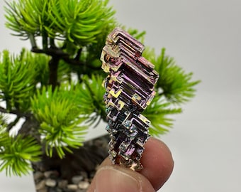 虹色のビスマス結晶標本：幾何学的な金属アート - Etsy 日本