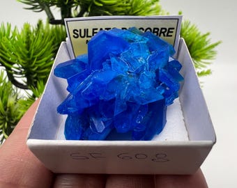 母岩上のブルーカルカンサイト結晶、鉱物標本、ラボ育成 - Etsy 日本