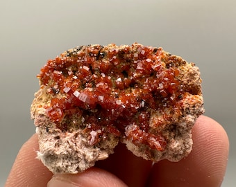 Rode vanadiniet op matrix uit Marokko, kristal, mineraal, specimen, cluster, vanadinietkristal, vanadiniet, geologie, vanadinietcluster