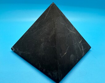 Schungit Pyramide 7 cm.Schungit Kristall Pyramide,Heilkristall,Hochenergetische Metaphysische,EMF Schutz,Pyramide,5G Schutz,selten