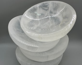 UN (1) Cuenco de cristal de selenita para recargar, estación de recarga de cristal de selenita, cuenco de selenita blanca marroquí natural tallado a mano, regalo de recuerdo