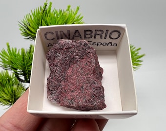 Ejemplar de cristal de cinabrio rojo: mineral en bruto de Almadén, España.