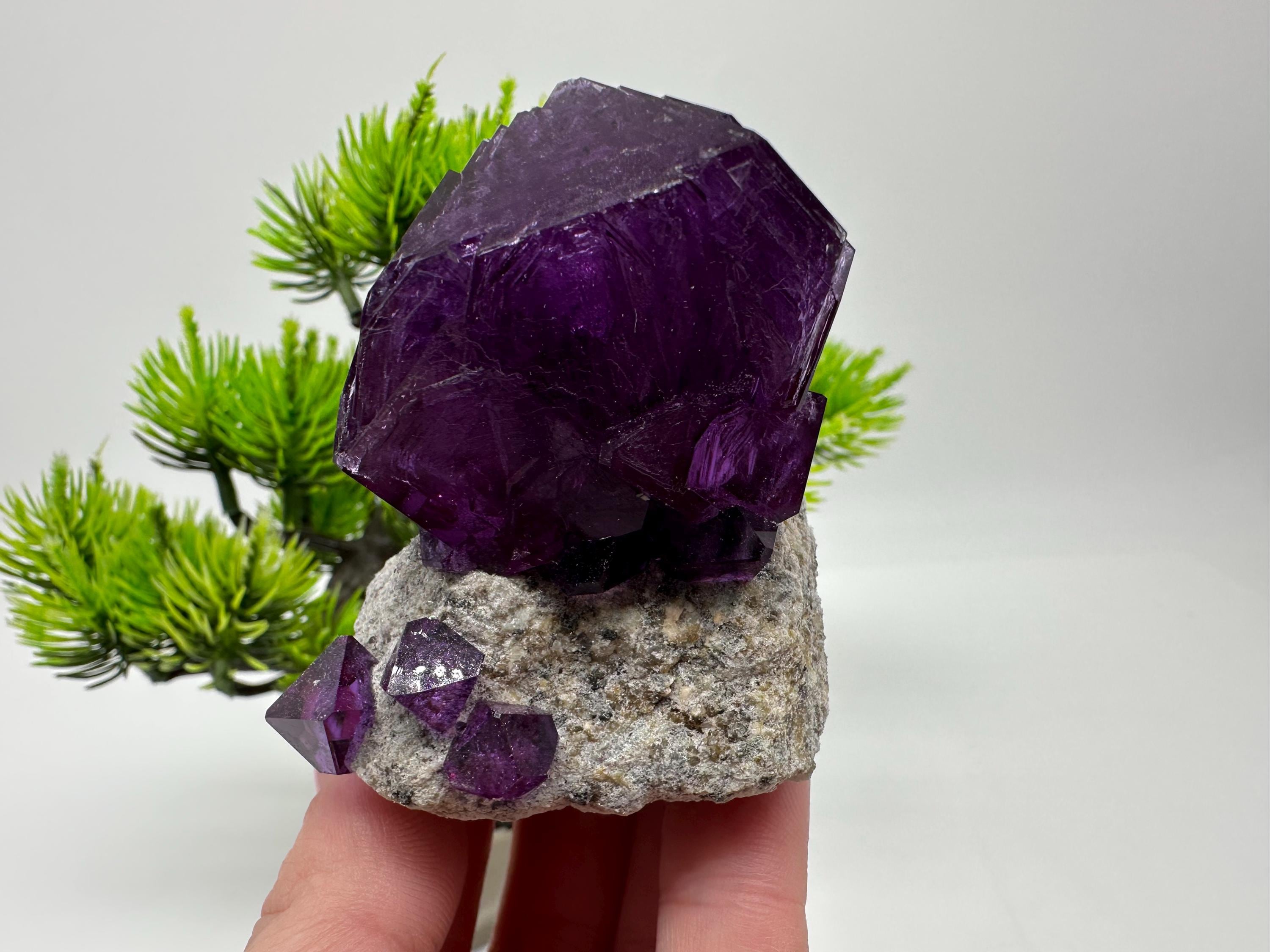 吸い込まれるような深青色の結晶 ミョウバン 102g 68mm 鉱物標本 吸い込まれるような深青色の結晶 ミョウバン 102g 68mm 鉱物標本