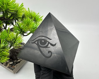 Schungit Pyramide 10 cm.Schungit Kristall Pyramide,Heilkristall,Hochenergetische Metaphysische,EMF Schutz,Polierte Pyramide,5G Schutz