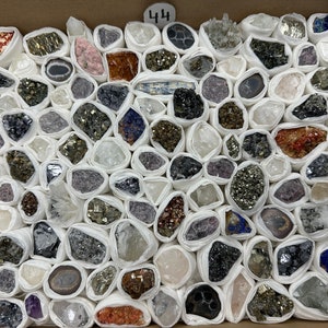 Stunning set (60+pcs) internationale minerals,whilesale minerals,wholesale crystal,wholesale Box,gift box,souvenir,cluster,home decor stone