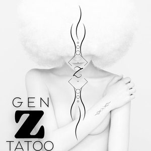 Può includere: Immagine in bianco e nero di una persona con un tatuaggio di un disegno a linee stilizzato sul braccio. Il tatuaggio è una linea verticale con cerchi e una forma di diamante. Il testo "GEN Z TATTOO" è nell'angolo in basso a sinistra dell'immagine.