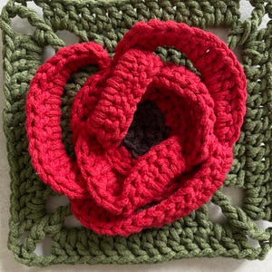 Blooms of Elegance - Crochet Poppy Granny Square Pattern for Floral Delight