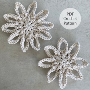 Può includere: Due motivi a fiore in crochet beige, con una sovrapposizione di testo che recita "Modello di uncinetto PDF".