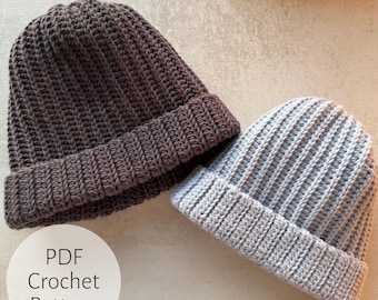 Può includere: Due berretti all'uncinetto, uno marrone e uno grigio, con un cerchio bianco che dice "PDF Crochet Pattern".
