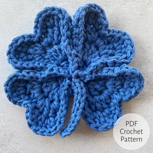 Könnte beinhalten: Ein blaues gehäkeltes Kleeblatt mit einem langen Stiel. PDF Häkelanleitung.