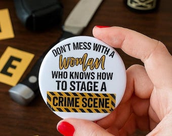 Leg dich nicht mit einer Frau an, Tatort-Abzeichen – Lustiger feministischer Button für mutige Frauen