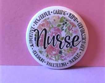 Badge d’infirmière avec des mots d’autonomisation