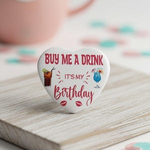 Herzförmiges kaufen Sie mir einen Drink, es ist mein Geburtstagsabzeichen