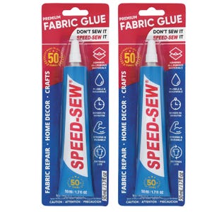 Op de afbeelding: Twee tubes Speed-Sew textiellijm op een rood-witte kaart. De blauwe tubes hebben witte punten en rode tekst met de tekst "SPEED-SEW". De kaart leest "PREMIUM FABRIC GLUE" en "DON'T SEW IT SPEED-SEW IT". Elke tube bevat 50 ml / 1,7 fl oz.
